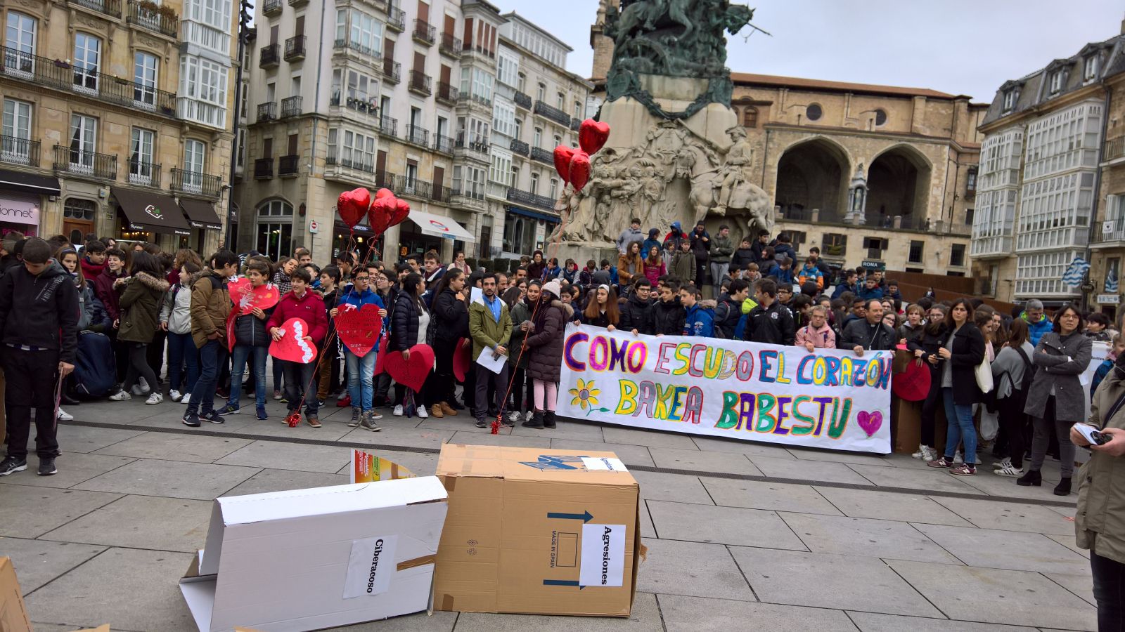 imagen 30 enero. Escolares en el acto publico por la paz